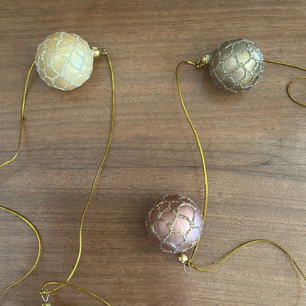 Elegant Multicolor Ornament Garland